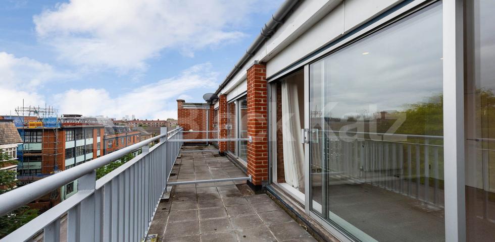 			NEWLY RENOVATED 2 BED, 2 Bedroom, 1 bath, 1 reception Apartment			 GROVE HOUSE-TUDOR ROAD, HACKNEY-BETHNAL GREEN-LONDON FIELDS